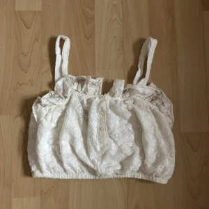  - Supersöt broderad mini-top med smala axelband o fina dekorativ framtill. Oanvänd. Ev frakt 19kr🌿