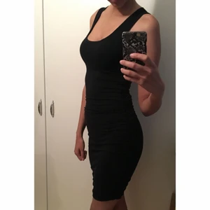  - Svart klänning i viskos! Strl XS, men stretchig. Rynkad i sidorna från midjan och ner, smickrande för figuren! Endast provad, för mycket gamla personalköp 😅 Avhämtning eller posten 36kr.