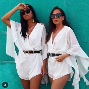  - En fin vit playsuit ifrån Madlady i stl S passar dig som är en 36:a-38a. Använd endast en gång. :) kika gärna in mina andra annonser! Köparen står för frakten:) 