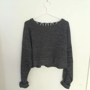  - Säljer den här mysiga stickade kärleken då den tyvärr inte kommer så mkt till användning längre. Köpt på Beyond retro för några år sedan och använd flitigt men fortfarande i jättebra skick. Så fin och instant höstkänsla <33  Möts upp i sthlm eller skickar mot fraktkostnad!  Kolla gärna in mina andra auktioner :-)) 💘💯