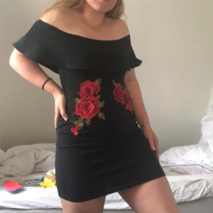  - Jättefin klänning med påsydd brodering. Storlek 38 men skulle funka för något större eller mindre (stretch material). Aldrig använd (lappen sitter kvar)