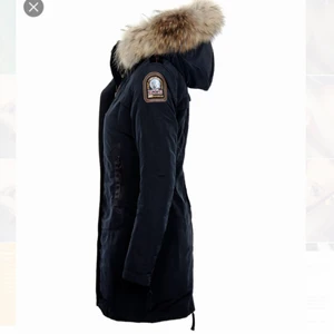  - Säljer nu min svarta Parajumper Selma pga av nytt köp! Den är i storlek M, men passar en S också. Pris kan diskuteras