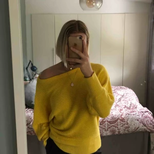  - Gul stickad off shoulder tröja från NA-KD i strlk S, använd ett fåtal gånger  Frakt på 59kr tillkommer