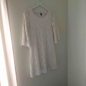  - Vit spetsklänning från H&M, strl. 36. Sparsamt använd. Köparen står för frakten. 