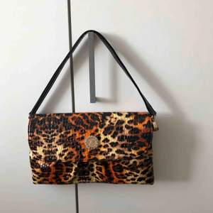 Leopard mönstrad handväska. Märke oklart. Hör av er vid intresse eller fler bilder.