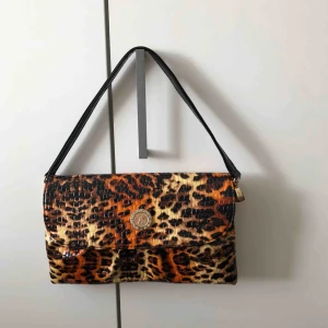  - Leopard mönstrad handväska. Märke oklart. Hör av er vid intresse eller fler bilder.