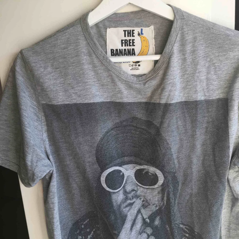 Stor T-shirt med bild på Kurt Cobain . T-shirts.