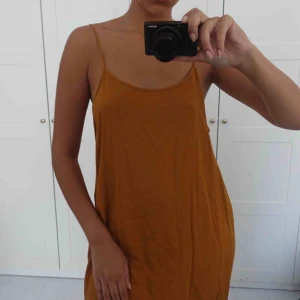  - Söt klänning som man kan ha över toppar eller bara som den är 