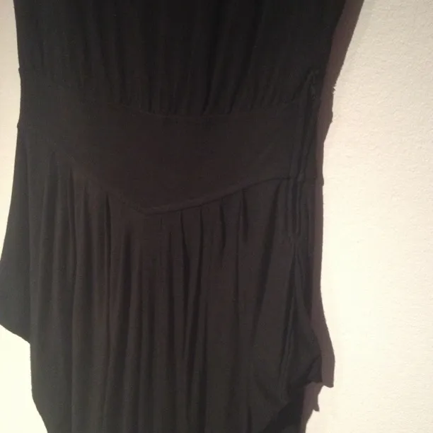 Fin svart klänning fr H&M med dragkedja i sidan, detaljer fram se bild 2+3. Bra skick!. Övrigt.