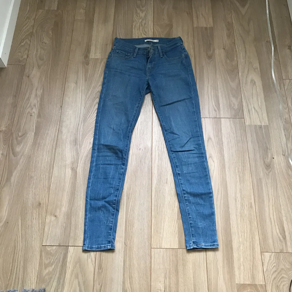 Ett par Levis jeans i jätte fint skick. Väldigt sällan använda tyvärr då det är för små. Men väldigt fina och sköna. Frakt tillkommer.. Jeans & Byxor.