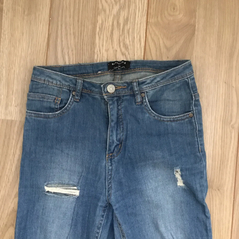 Ett par bootcut jeans med snygga slitningar från Rut&Circle. Fint skick. Frakt tillkommer.. Jeans & Byxor.