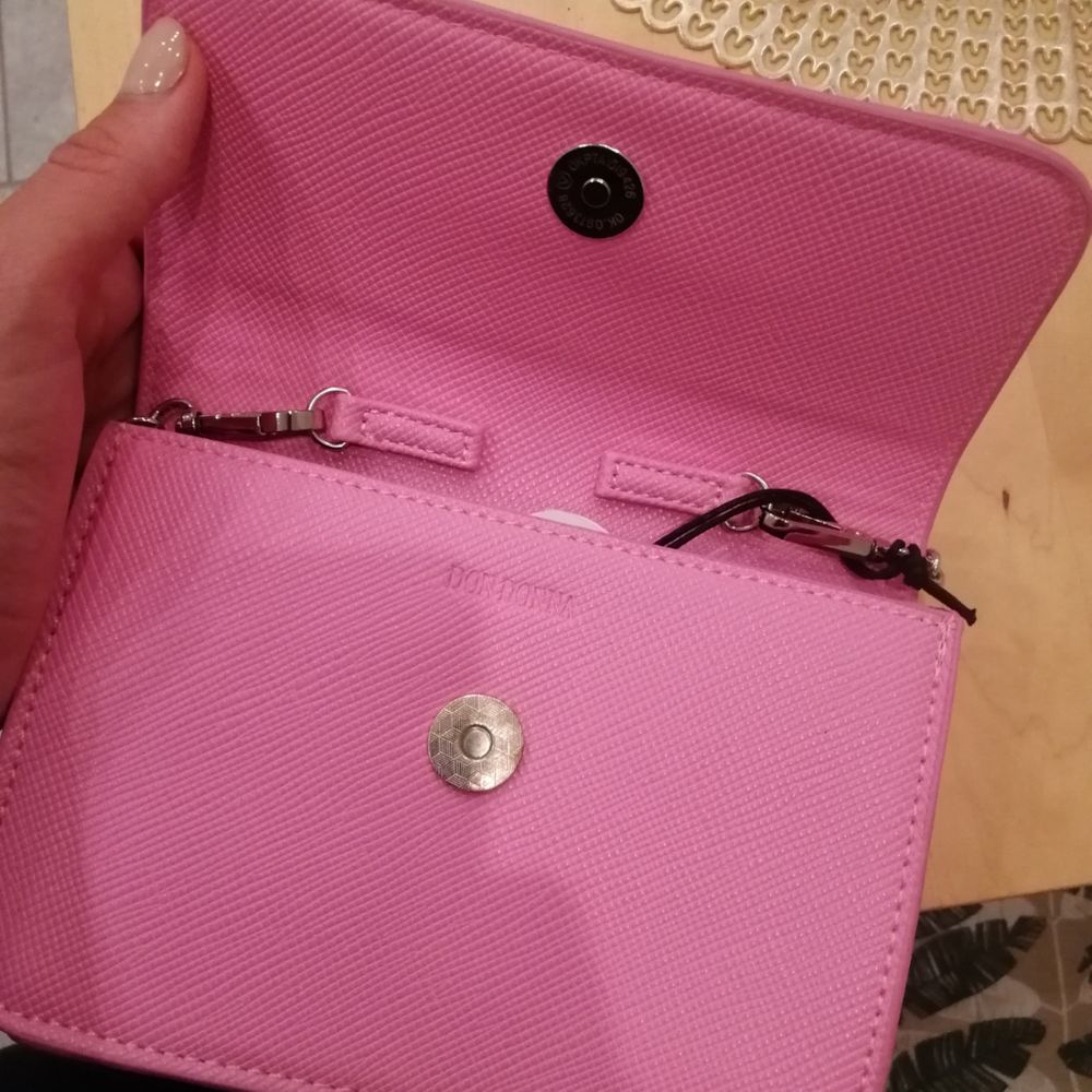 A cute pink clutch from Don Donna. Accessoarer.