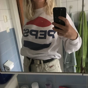  - En pepsi sweatshirt från topshop som inte längre finns i sverige. Köpt i London. Tröjan är lite urtvättad vilket ger en nice vintage-look. 