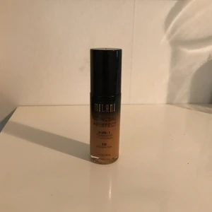 - Foundation Milani, conceal + perfect 2-in-1fonudation. Golden tan 10. Köpt juli 2018, använt endast fyra gånger 