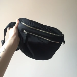  - svart midjeväska i lite större modell från monki! två stycken fack, använd någon gång så i nyskick!