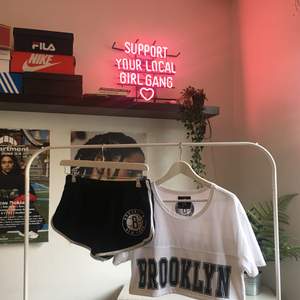 Set med Brooklyn Nets. T-shirt i size M och tillhörande shorts i size L. Köpta på FOREVER 21 i Los Angeles. Mycket bra skick. Kan skickas om köpare betalar frakt eller mötas upp i Stockholm. Betalning swish el kontant.