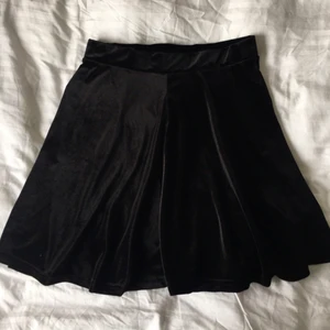 - Svart kjol i sammet, använd ca en gång! 