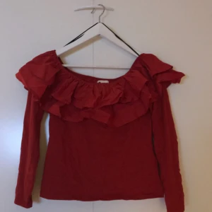  - Off-shoulders topp med volang. 