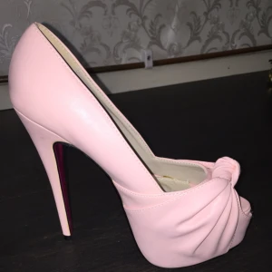  - Säljer dessa grymt snygga klackar i storlek 38. Ljusrosa med mini rosett framtill.