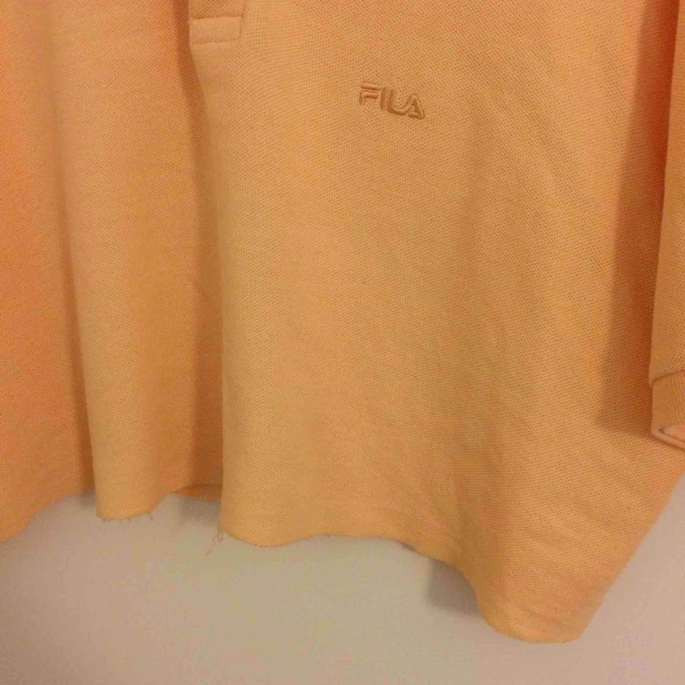 Superfin aprikosfärgad fila tröja köpt i second-hand butik. Tröjan är rätt kort. Älskar verkligen färgen! Frakt tillkommer.. Toppar.