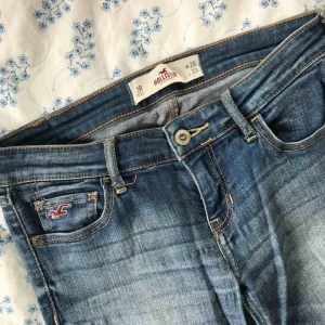  - Sjukt bra kvalitéjeans från Hollister. Storlek W:26 och L:33. Fint skick. Köparen står för frakt 😊