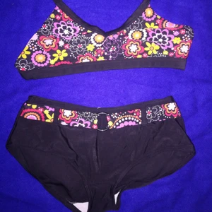 Bikini 👙  - Bikini me spandex får kroppen se läcker ut, säljs 20kr för  både överdelen och under delen går it att diskutera pris, möts bara i Stockholm  (skriv privat om ni undra nåt) :))) 