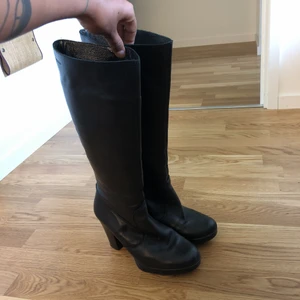  - Knähöga svarta stövlar. Frakt inkluderat. 