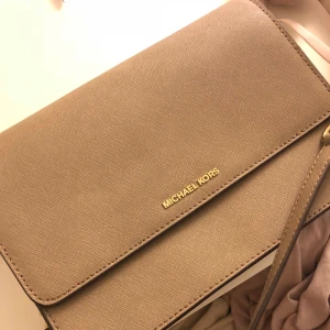  - Hej säljer en michael kors väska aldrig använt,äkta vara så klart jg köpte den för 1800kr,men nu vlll ja sälja den för 700kkr