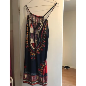  - Klänning köpt i Thailand. Knappt använd 