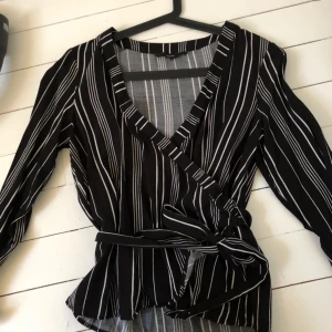  - Super fin blus från vero Moda. Inköpt för några veckor sedan och enbart använd en gång. Jag har vanligt vis S i kläder och denna passade bra om man inte vill att den ska sitta slickat mot kroppen 