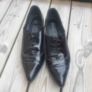  - Coola svarta lackskor. 
