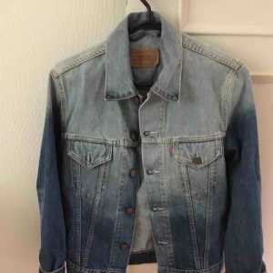  - Vintage Levis jacka i retrostil med unik tvätt.