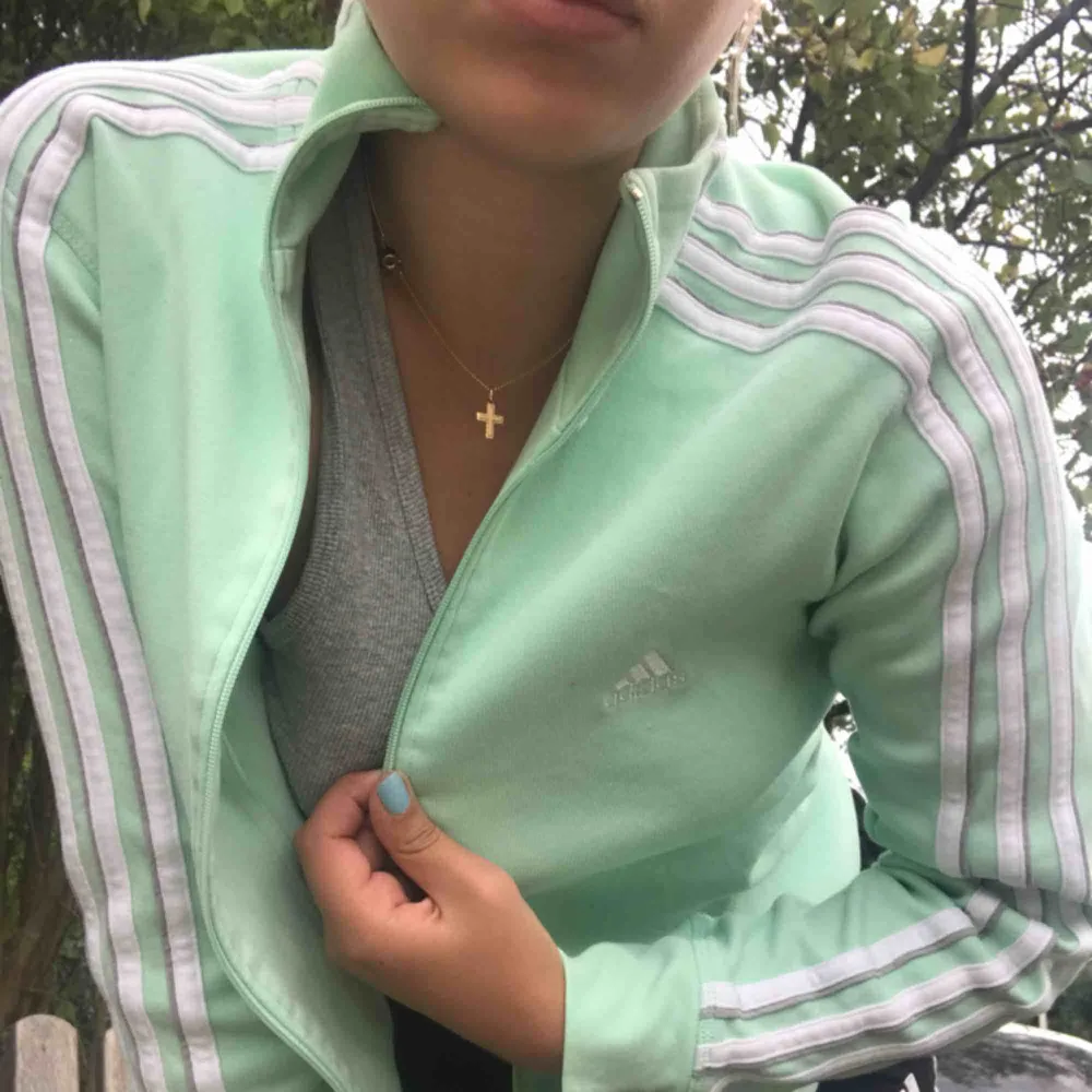 Mintgrön retro adidas tröja. Felfri, Stl: S.  💘postar endast varor och köparen står för frakten :)💘. Hoodies.