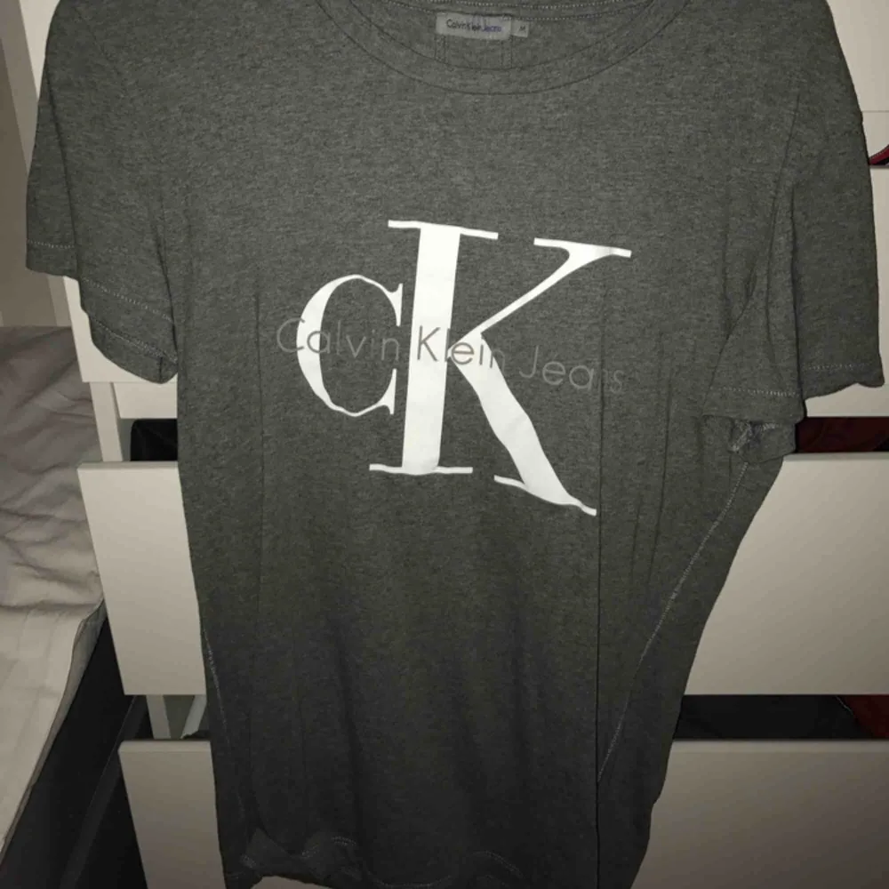 Jätte fin Calvin Klein tröja, såklart äkta. Använd max 3 gånger. 150kr + 30kr i frakt 💕. T-shirts.