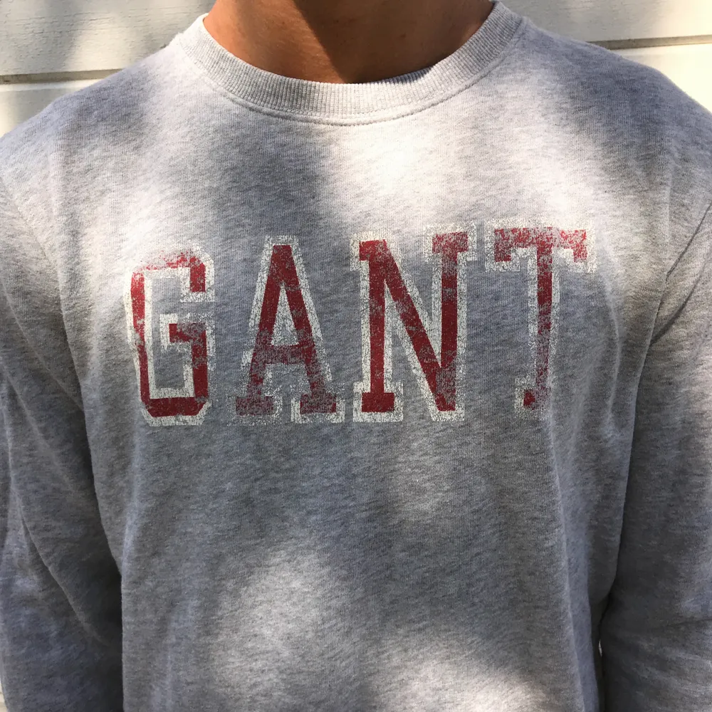 Sweatshirt från Gant, barnstorlekar men den motsvarar en S. Texten ska vara sliten så att inga missförstånd uppstår. . Tröjor & Koftor.