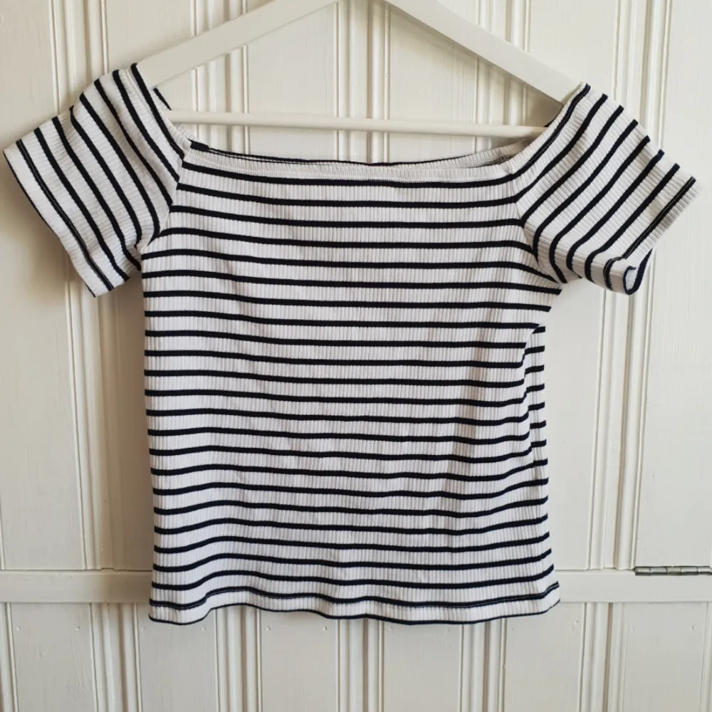 Helt oanvänd croppad offshoulder top från H&M! 40kr+frakt. Toppar.