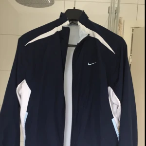  - Nike vindjacka som passar allt från XS-M, marinblå och vit med ljusblå inslag, knappat använd men väldigt bekväm:) 