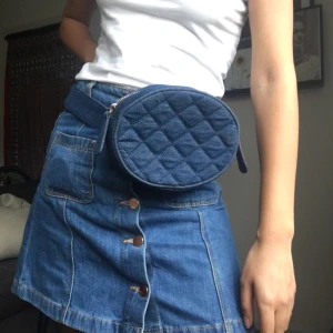  - Mag/midjeväska från Monki 😘 aldrig använd 🤘🏼 frakt: 90 kr! 🎈