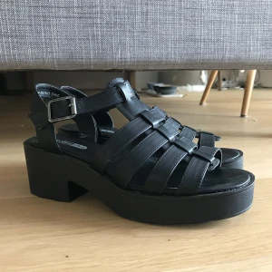  - Sandaler från DinSko använda max 4 gånger. I fint skick!🌿 Köpare står för frakt.