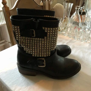  - Stövlar i läderimitation. Fint skick!