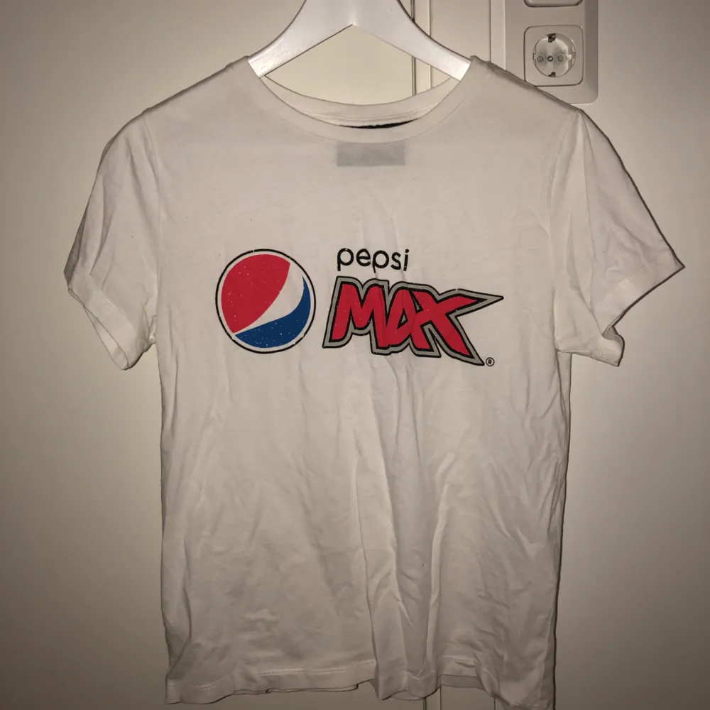 T-shirt från BikBok i storlek XS. Aldrig använd. Köparen står för frakten. T-shirts.