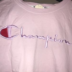  - Supercool championtröja i en lavendellila/rosa färg från weekday!! I storlek L men jag har använt den som oversized. Har klippt av den lite, dock fortfarande lång för mig som har S/M. Men man kan ex. göra en magtröja av den;) Köpare står för frakt