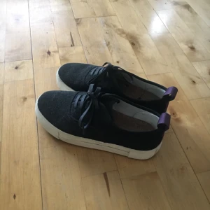  - eytys skor i mocka! använda endast fåtal ggr.  är bara lite dammiga från att ha ståt i garderoben hela tiden. men kommer rengöras :) kan mötas upp i sthlm eller skicka på posten mot fraktkostnad. 