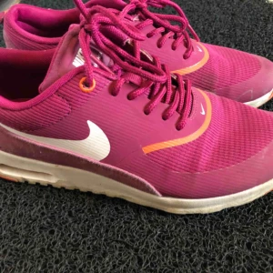  - Lila/rosa nikeskor, en fläck på ena skon som antagligen går bort i eventuell tvätt!! :-) frakt tillkommer
