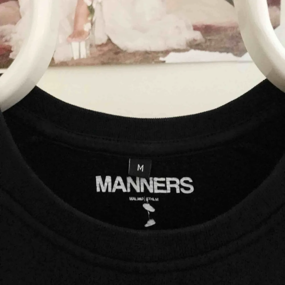 Sparsamt använd sweatshirt från märket Manners Apparel. Seth + summer är en referens från serien The O.C. Normal i storleken, unisex. Möts upp i centrala Stockholm eller så står köparen för fraktkostnad.. Hoodies.