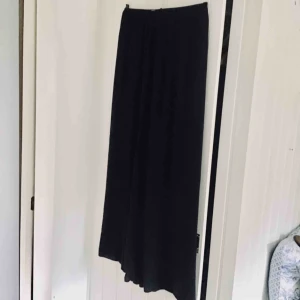  - Svart långkjol!  Jättesnygg fest kjol i storlek XS, men VÄDLIGT stretchig så passar fler storlekar! Nyskick, förutom en liten fläck på ena sidan, men man kan ju bara ha den åt andra hållet, ellr tvätta bort den! Typ siden material. 