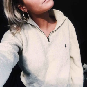  - Ralph Lauren tröja, kan passa många beroende på hur man vill att den ska sitta. Jag är en small!! Nypris runt 1200:-