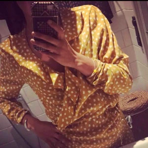  - Jättefin blus med prickar på. Oanvänd. Kan fraktas. 🌸