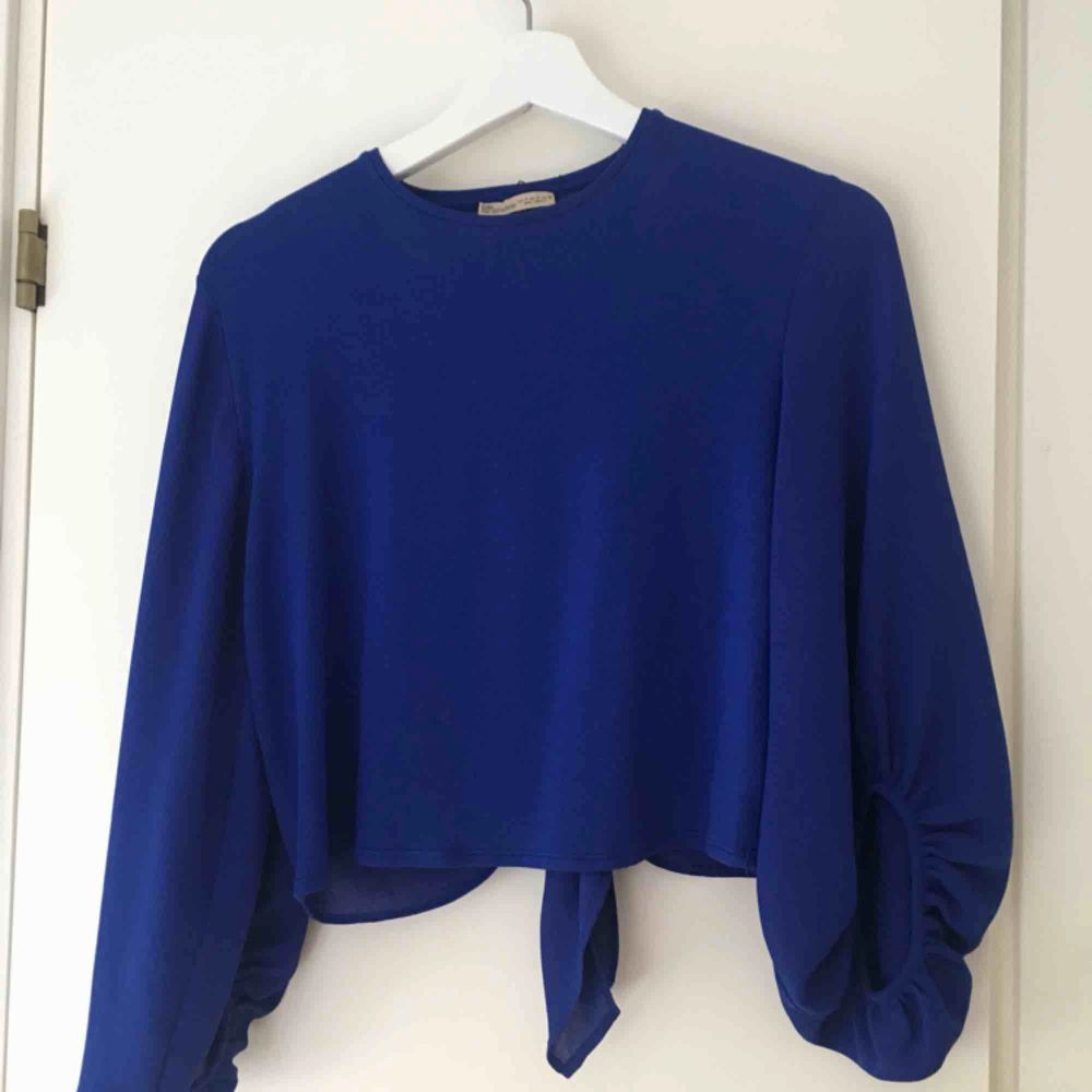 En blå tröja ifrån Zara med fin öppen rygg och typ ”ballong”ärmar. Använd någon gång så den är i bra skick! Fraktar helst! . Toppar.