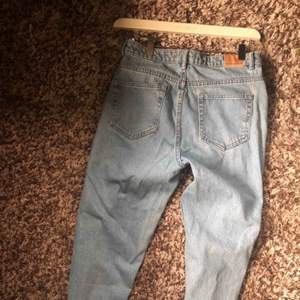 Jättesnygga mom jeans från Zara. Köpt innan sommaren, knappt använda pga förstora i storleken. Passar strl 36-38 , S/M, perfekt i längden om man är runt 165 cm. Köpta för 499 kr. 